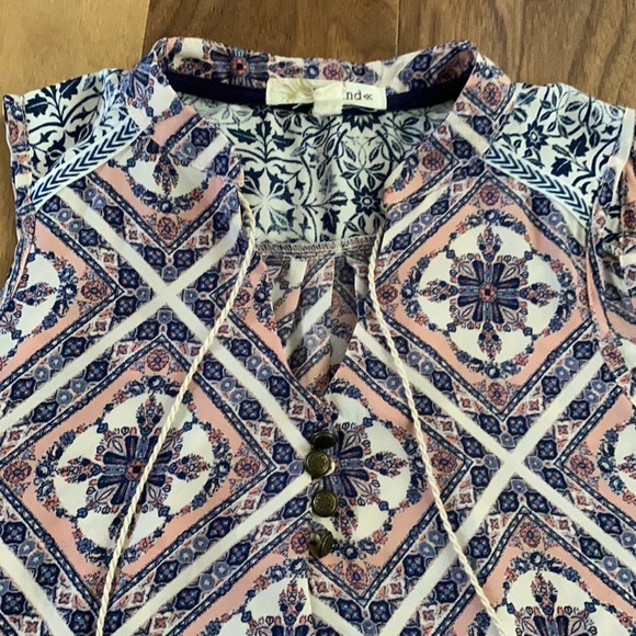 Pink and blue patterned sleeveless blouse - Picture 2 of 5